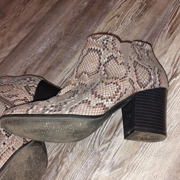 New Directions Dahlia  snakeskkin print heeled booties  ankle boots  Sz 9 - Picture 7 of 8